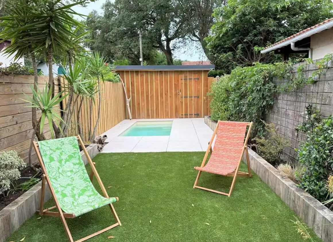 Jardin et petite piscine d'une location saisonnière
