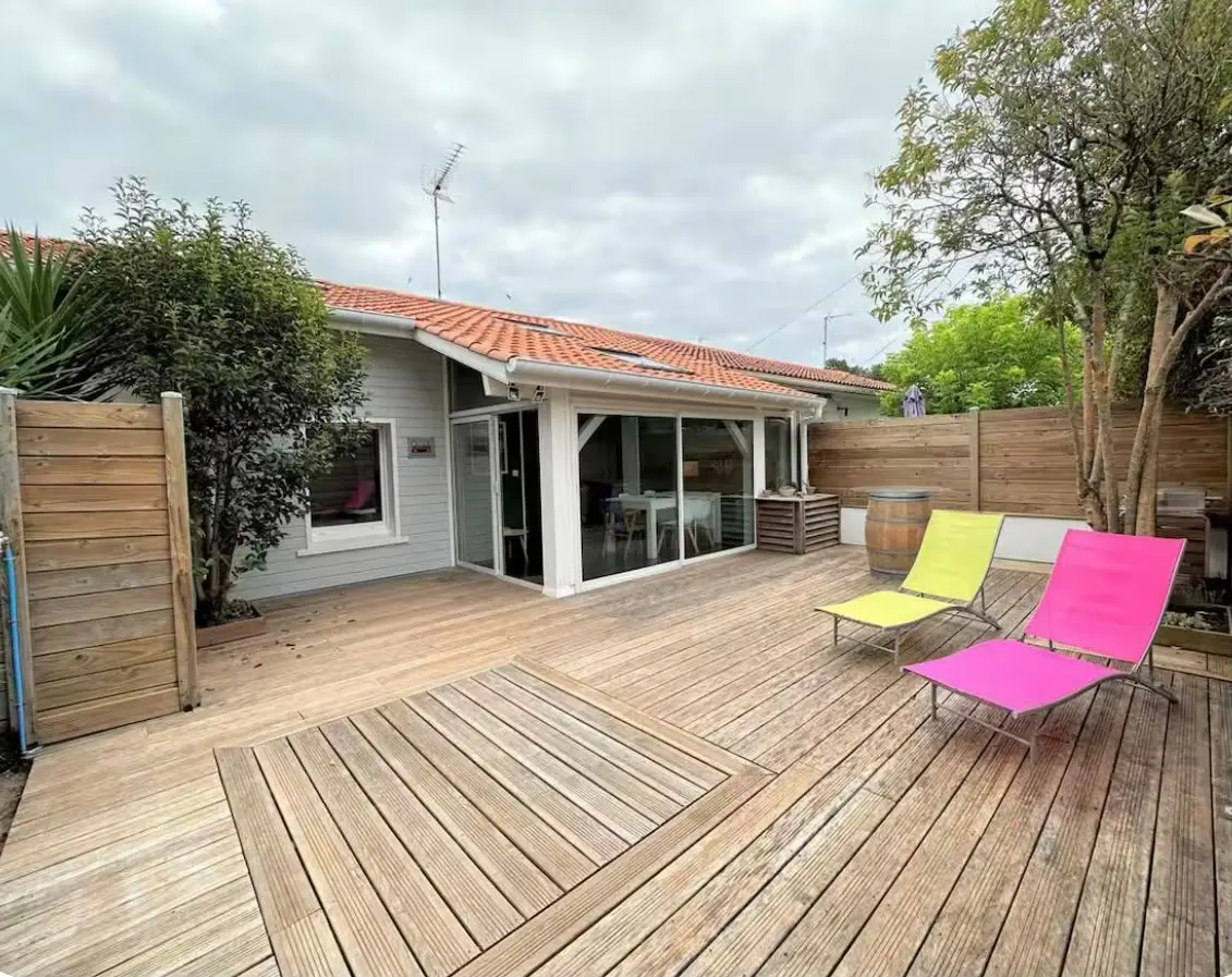 Terrasse en bois d'une location saisonnière