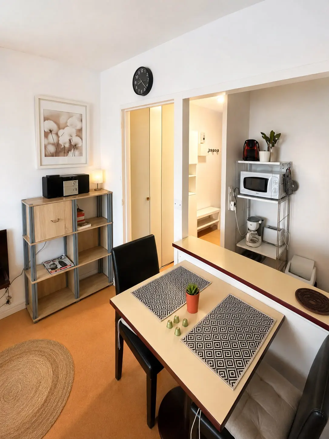 Studio avec coin repas aménagé pour la location meublée