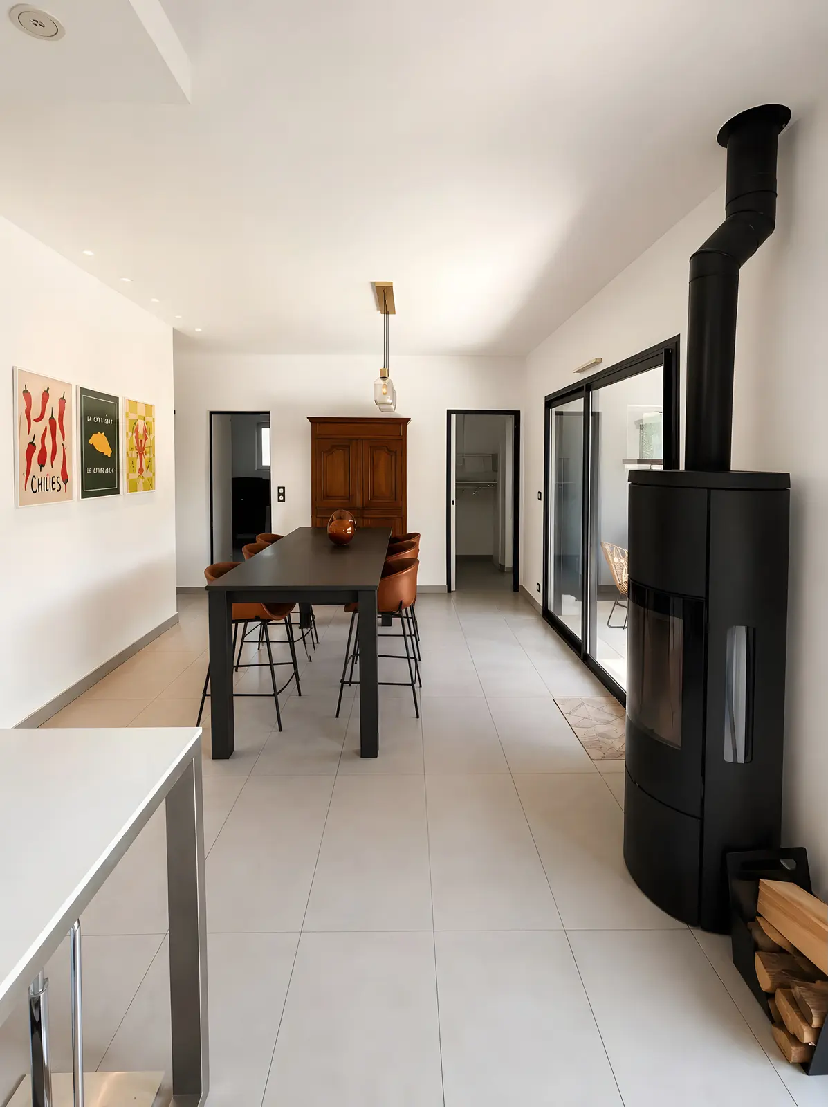 Coin repas et poêle à bois