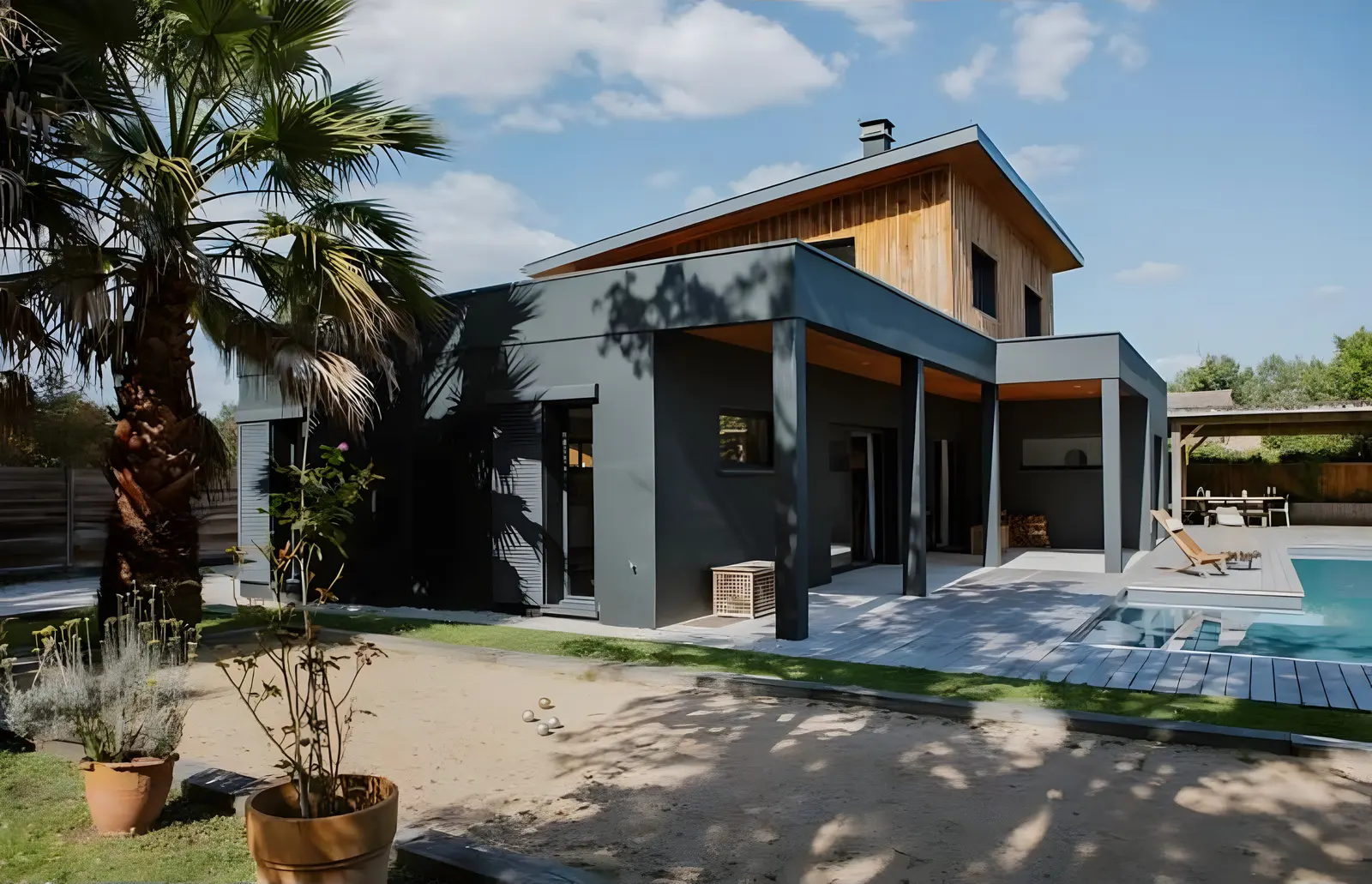 Façade côté jardin d'une maison de vacances