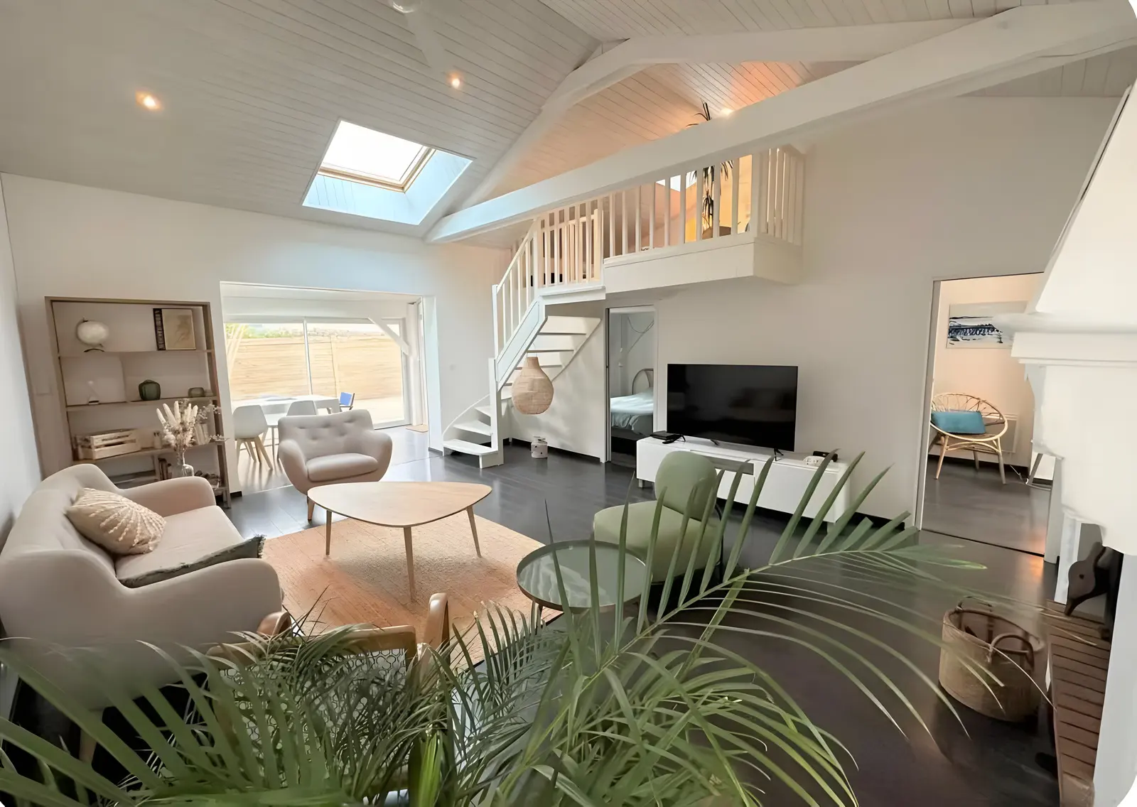 Séjour avec mezzanine dans une location saisonnière